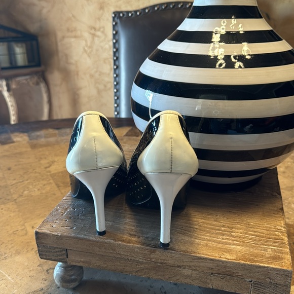 Beautiful Black and white Jessica Simpson heels size 7.5 - Picture 6 of 7